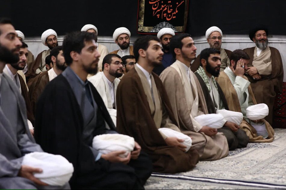عمامه گذاری طلاب با حضور آیت الله  جوادی آملی| با علم و عمل جامعه را به نور قرآن و عترت روشن کنیم