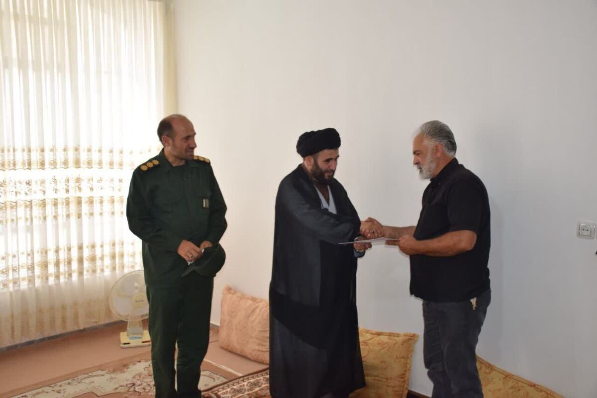 دیدار مسئول دفتر نمایندگی ولی فقیه در سپاه مرند با خانواده سرباز شهید مهدی معرفتی