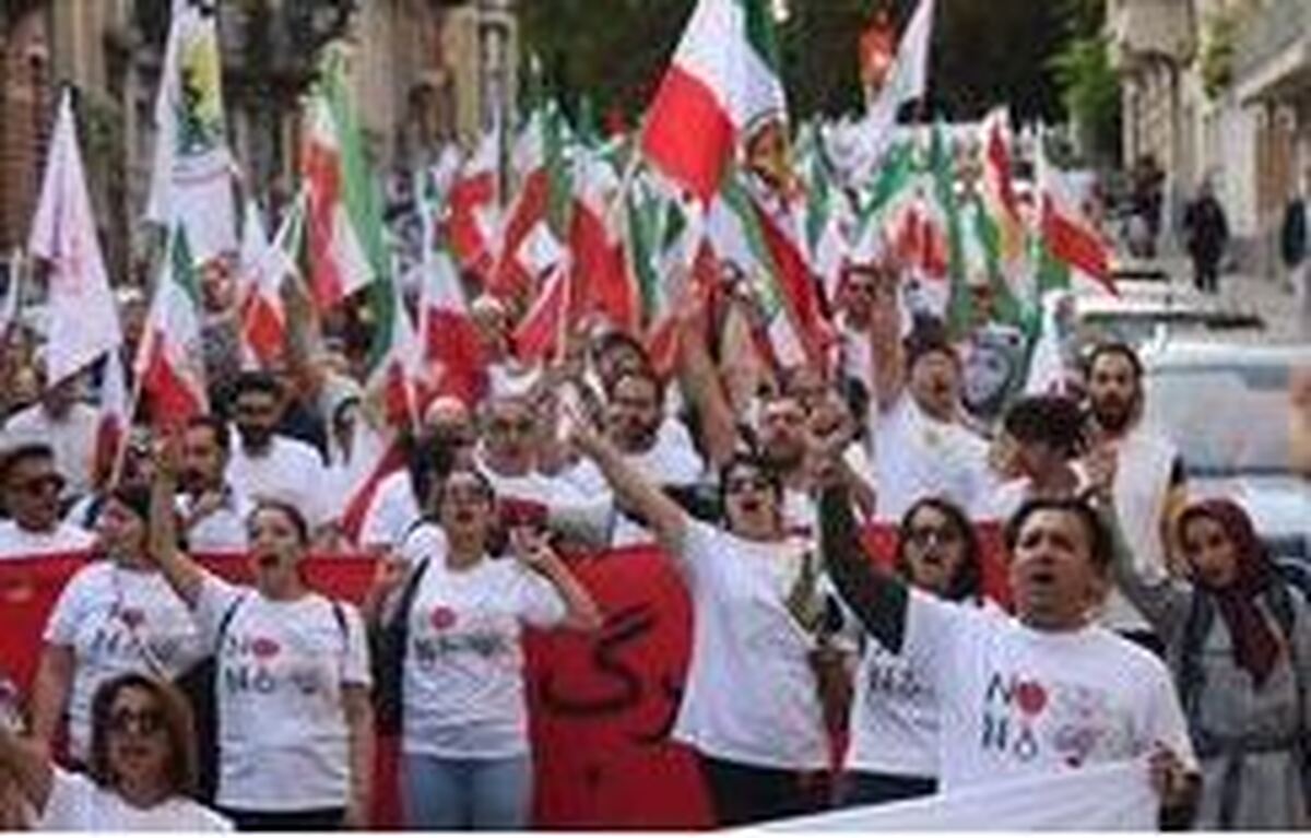 اجاره دختران برای آرایش صورت پوسیده منافقین
