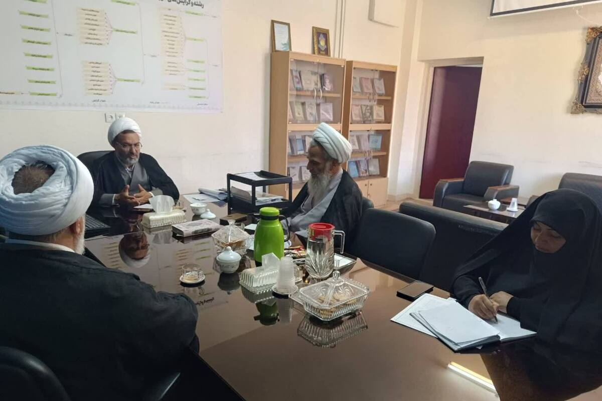 دیدار شورای اجرایی همایش «پیشتازان نهضت اسلامی» با مدیر مجتمع آموزشی و پژوهشی تبلیغ حوزه علمیه قم