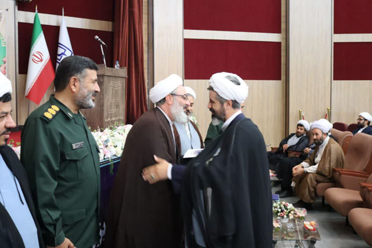 ملت ایران با ایستادگی قوی، انقلاب را در برابر تهدیدها حفظ کرد