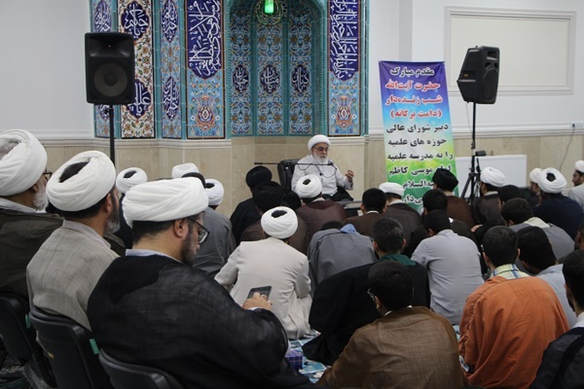 طلبگی خدمت به علوم دینی و ترویج معارف اهل‌بیت است