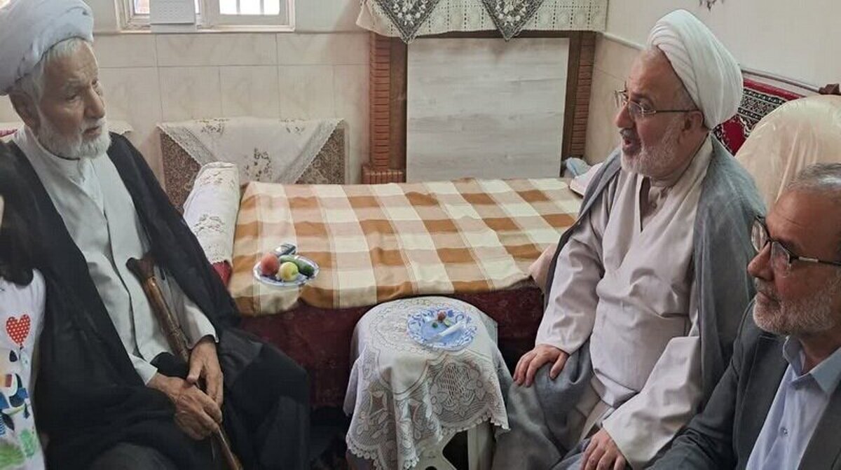 دیدار نمایندگان آیت الله اعرافی با روحانی فرمانده سپاه در دوران دفاع مقدس