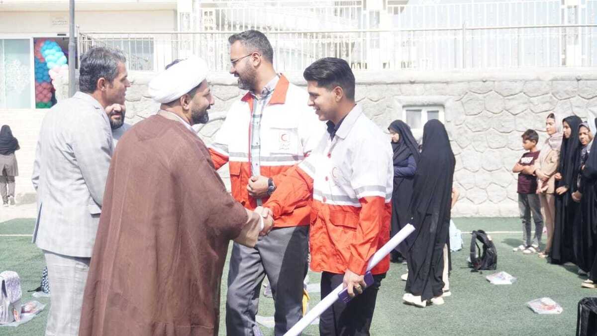 اهداء ۱۲۰۰ بسته لوازم‌التحریر توسط گروه جهادی طلاب محبان ثارالله شیراز+تصاویر