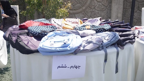 اهداء 1200 بسته لوازم‌التحریر و لباس فرم توسط گروه جهادی طلاب محبان ثارالله شیراز