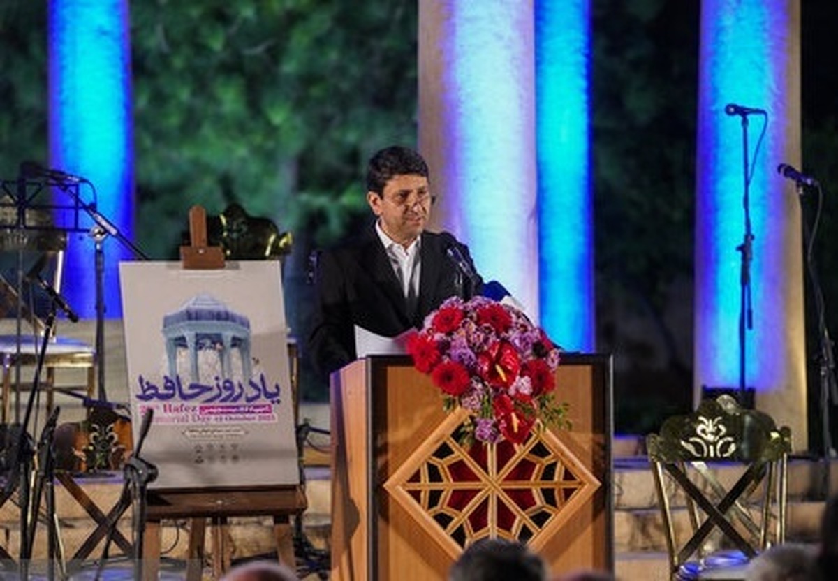 حافظ فراتر از زمان، از عشق و معرفت سخن می‌گوید