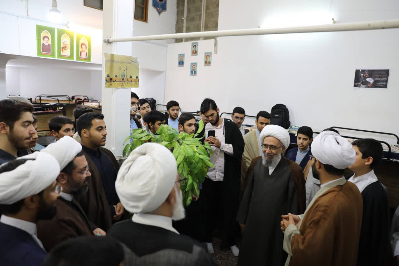 اخلاق و تهذیب از عوامل موفقیت در مسیر طلبگی/طلاب، ادبیات عرب را خوب بخوانند