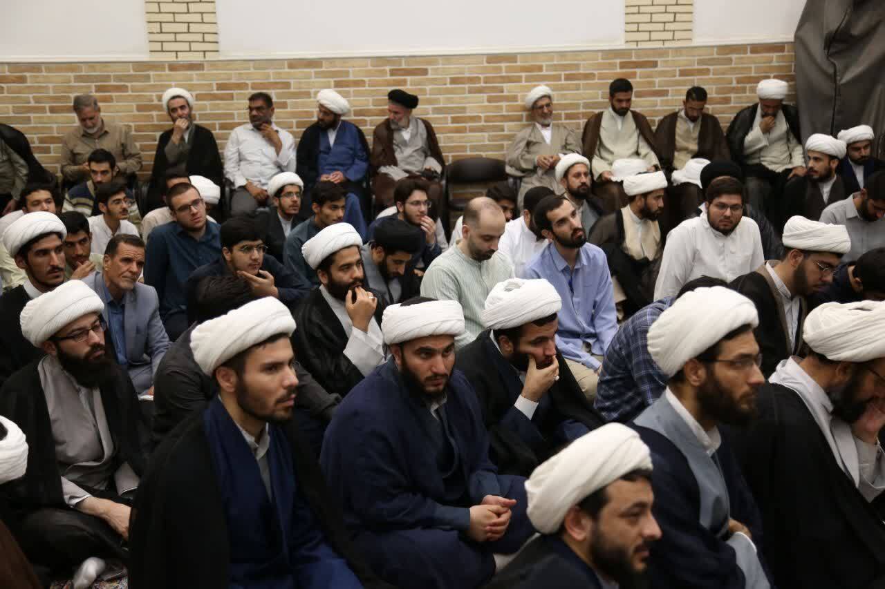 دیدار جمعی از طلاب مدرسه فقهی امام محمد باقر با آیت الله شبیری زنجانی