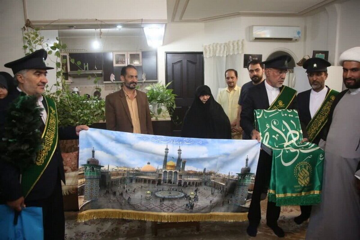 تجلیل خادمان حرم حضرت معصومه از والده شهید حسین دخانچی