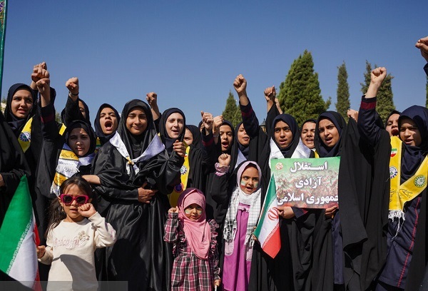 مردم شیراز با شعارهای ضد استکباری وحدت خود را به رخ دشمن کشیدند