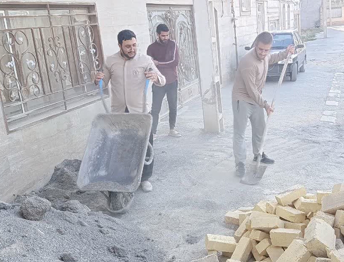 طلایه‌داران خدمت در دیار امام/ روایت اردوی جهادی طلاب خمین