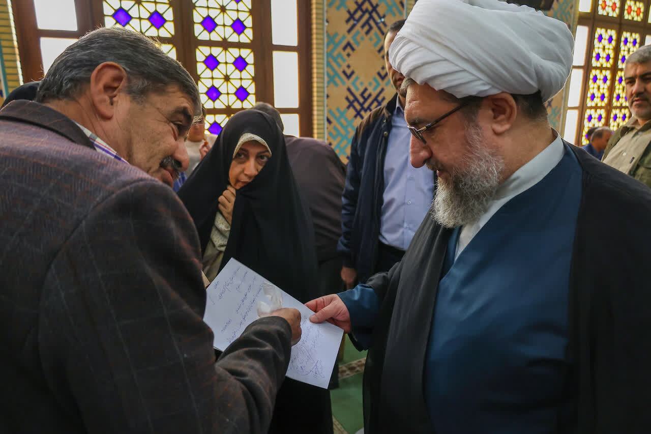 بازدید حجت الاسلام مطهری اصل از میز خدمت مصلی تبریز+ تصاویر بازدید حجت الاسلام مطهری اصل از میز خدمت مصلی تبریز+ تصاویر