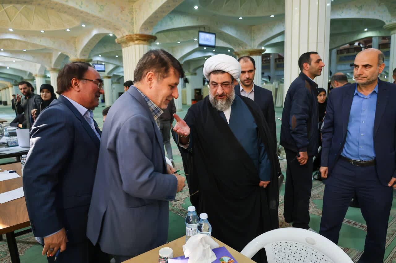 بازدید حجت الاسلام مطهری اصل از میز خدمت مصلی تبریز+ تصاویر بازدید حجت الاسلام مطهری اصل از میز خدمت مصلی تبریز+ تصاویر