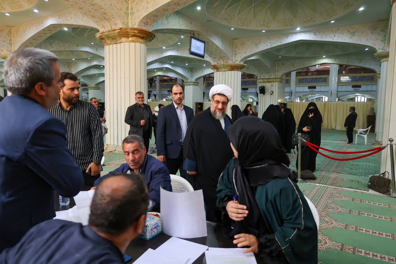 بازدید حجت الاسلام مطهری اصل از میز خدمت مصلی تبریز+ تصاویر بازدید حجت الاسلام مطهری اصل از میز خدمت مصلی تبریز+ تصاویر