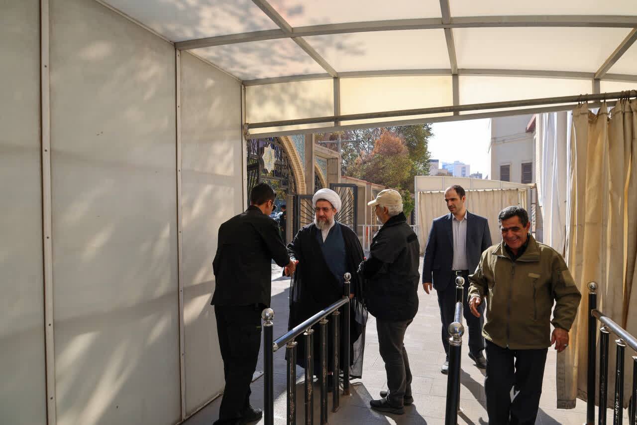 بازدید حجت الاسلام مطهری اصل از میز خدمت مصلی تبریز+ تصاویر بازدید حجت الاسلام مطهری اصل از میز خدمت مصلی تبریز+ تصاویر