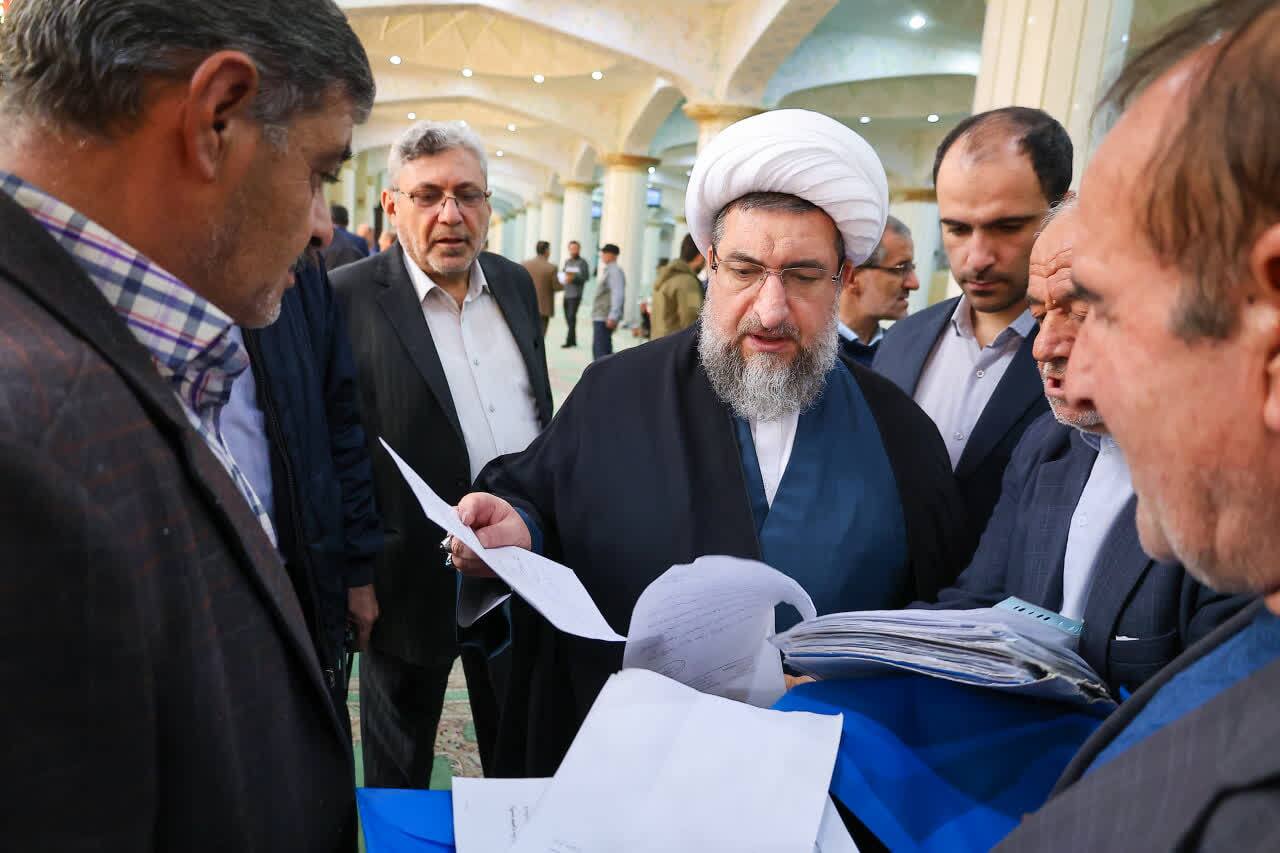 بازدید حجت الاسلام مطهری اصل از میز خدمت مصلی تبریز+ تصاویر بازدید حجت الاسلام مطهری اصل از میز خدمت مصلی تبریز+ تصاویر