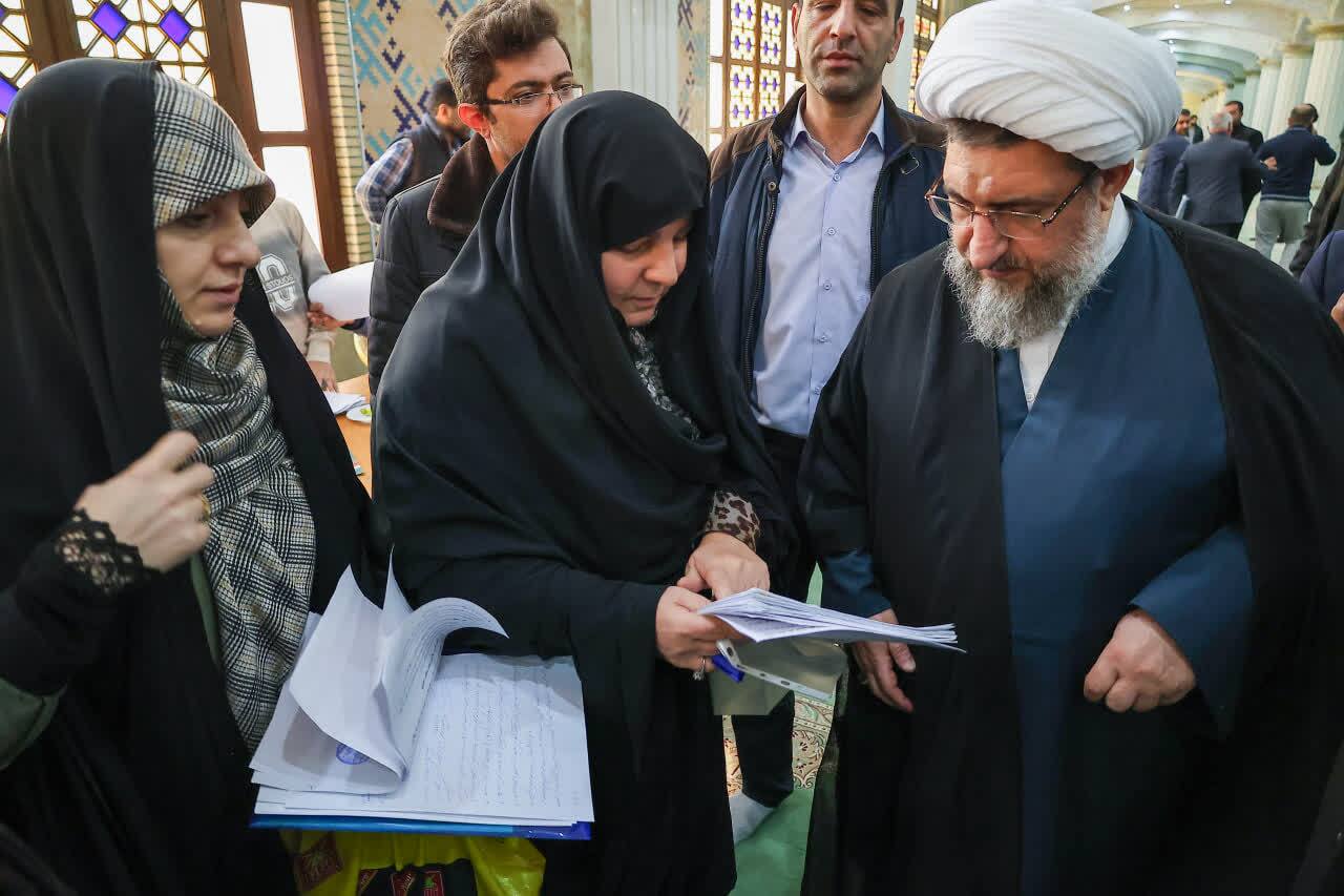 بازدید حجت الاسلام مطهری اصل از میز خدمت مصلی تبریز+ تصاویر بازدید حجت الاسلام مطهری اصل از میز خدمت مصلی تبریز+ تصاویر