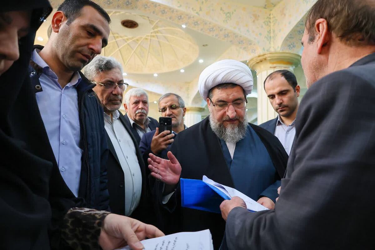 بازدید حجت الاسلام مطهری اصل از میز خدمت مصلی تبریز+ تصاویر بازدید حجت الاسلام مطهری اصل از میز خدمت مصلی تبریز+ تصاویر