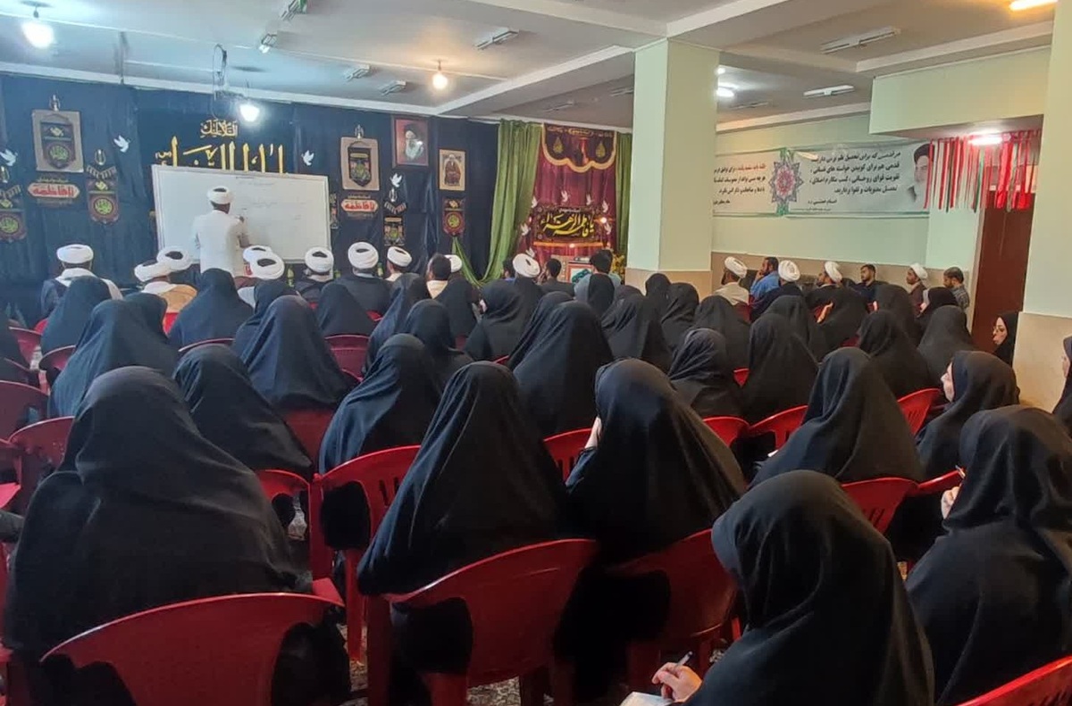 برگزاری نشست‌های فرهنگی و مذهبی در مدرسه علمیه فاطمه‌الزهرا داراب