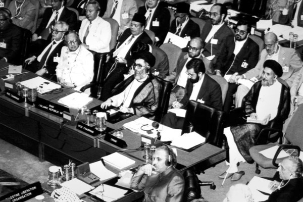 امام خامنه‌ای و الزام به تعهد غیر متعهد‌ها