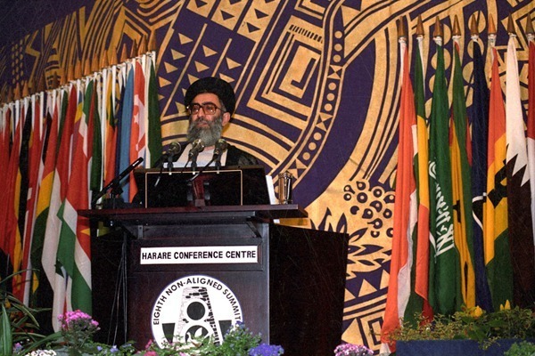 امام خامنه‌ای و الزام به تعهد غیر متعهد‌ها