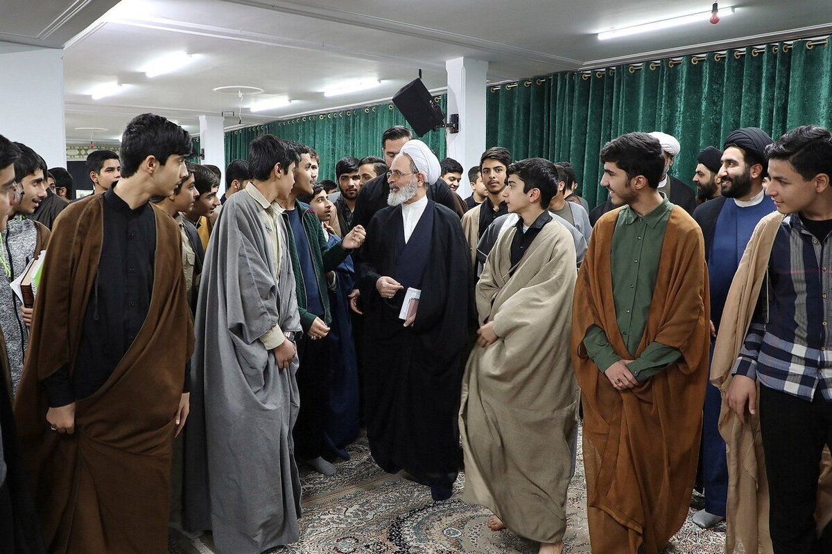 حضور آیت‌الله اعرافی در جمع صمیمی اساتید و طلاب مدرسه فاطمی قم + عکس