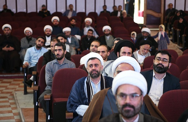 تأکید بر نقش جهادی روحانیت در تربیت نسل آینده در اولین گردهمایی طلاب معلم فارس