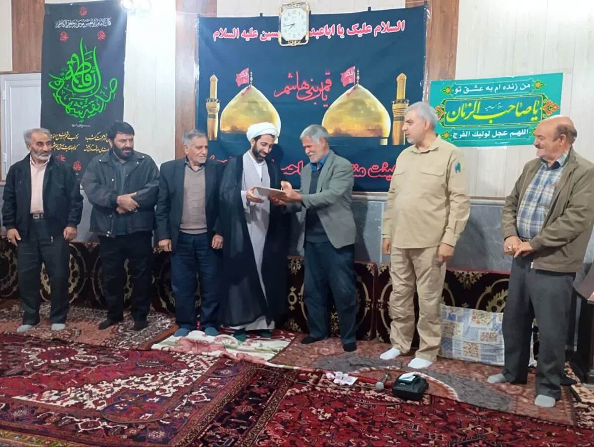 تجلیل از حجت‌الاسلام سعادتی، امام جماعت مسجد حاج‌آقا ولی، به پاس خدمات فرهنگی و دینی