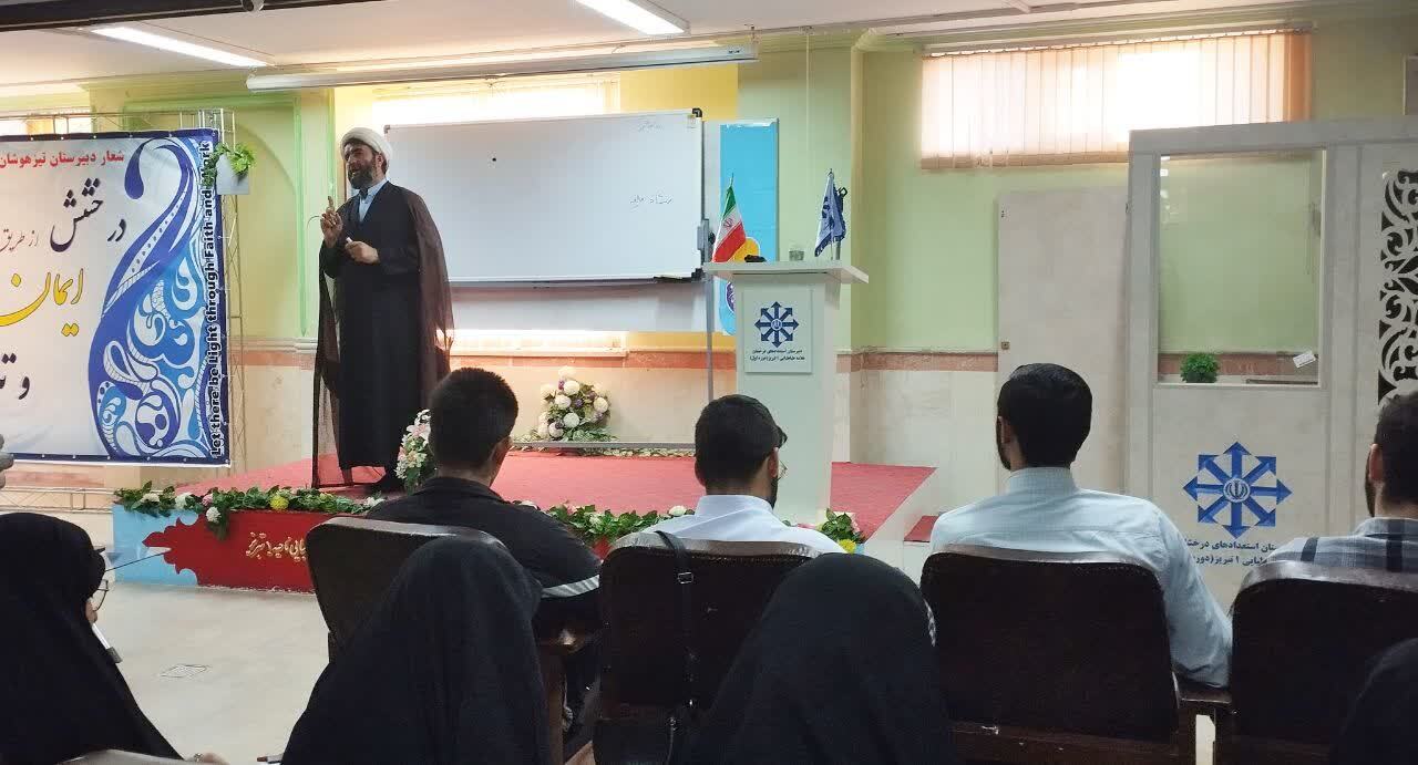 برگزاری دوره «نقد جریان‌ های انحرافی» در تبریز با حضور ۱۲۰ فعال فرهنگی