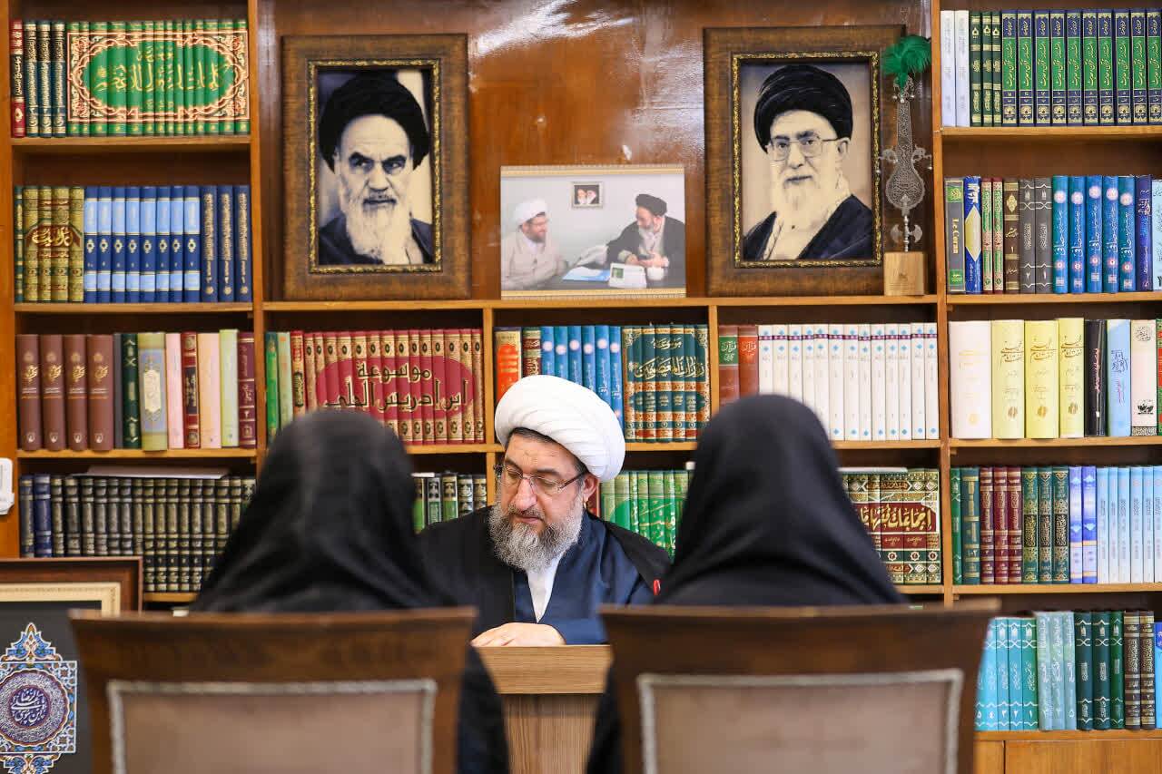 دیدار هفتگی نماینده ولیفقیه با اقشار مختلف مردم در تبریز دیدار هفتگی نماینده ولیفقیه با اقشار مختلف مردم در تبریز