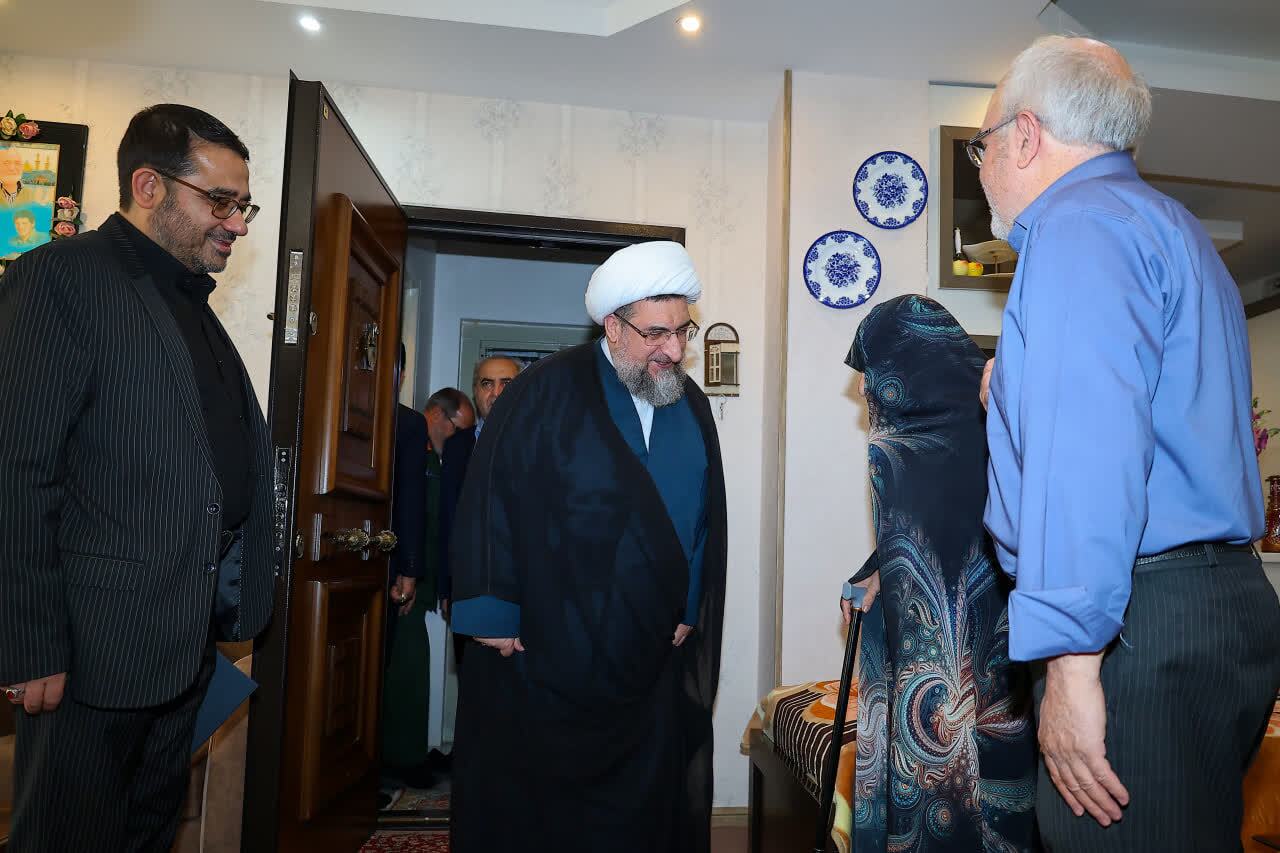 دیدار با خانوادههای شهدا در هفته بسیج+ تصاویر دیدار با خانوادههای شهدا در هفته بسیج+ تصاویر