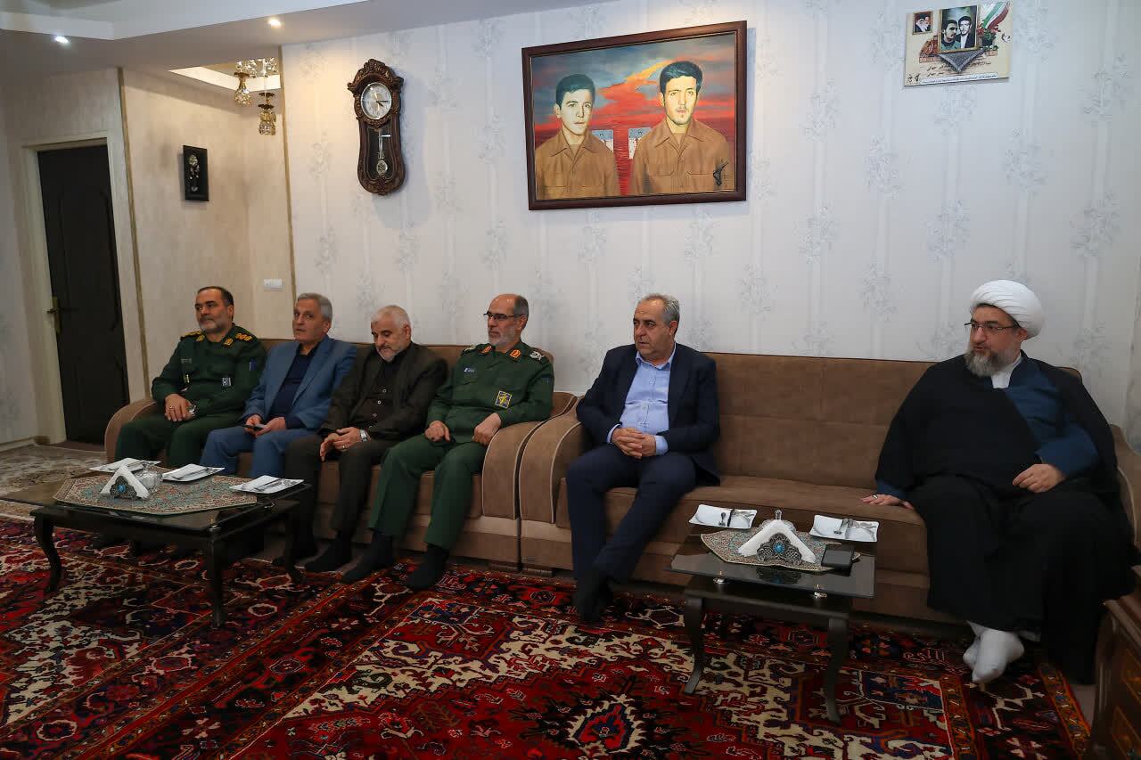 دیدار با خانوادههای شهدا در هفته بسیج+ تصاویر دیدار با خانوادههای شهدا در هفته بسیج+ تصاویر