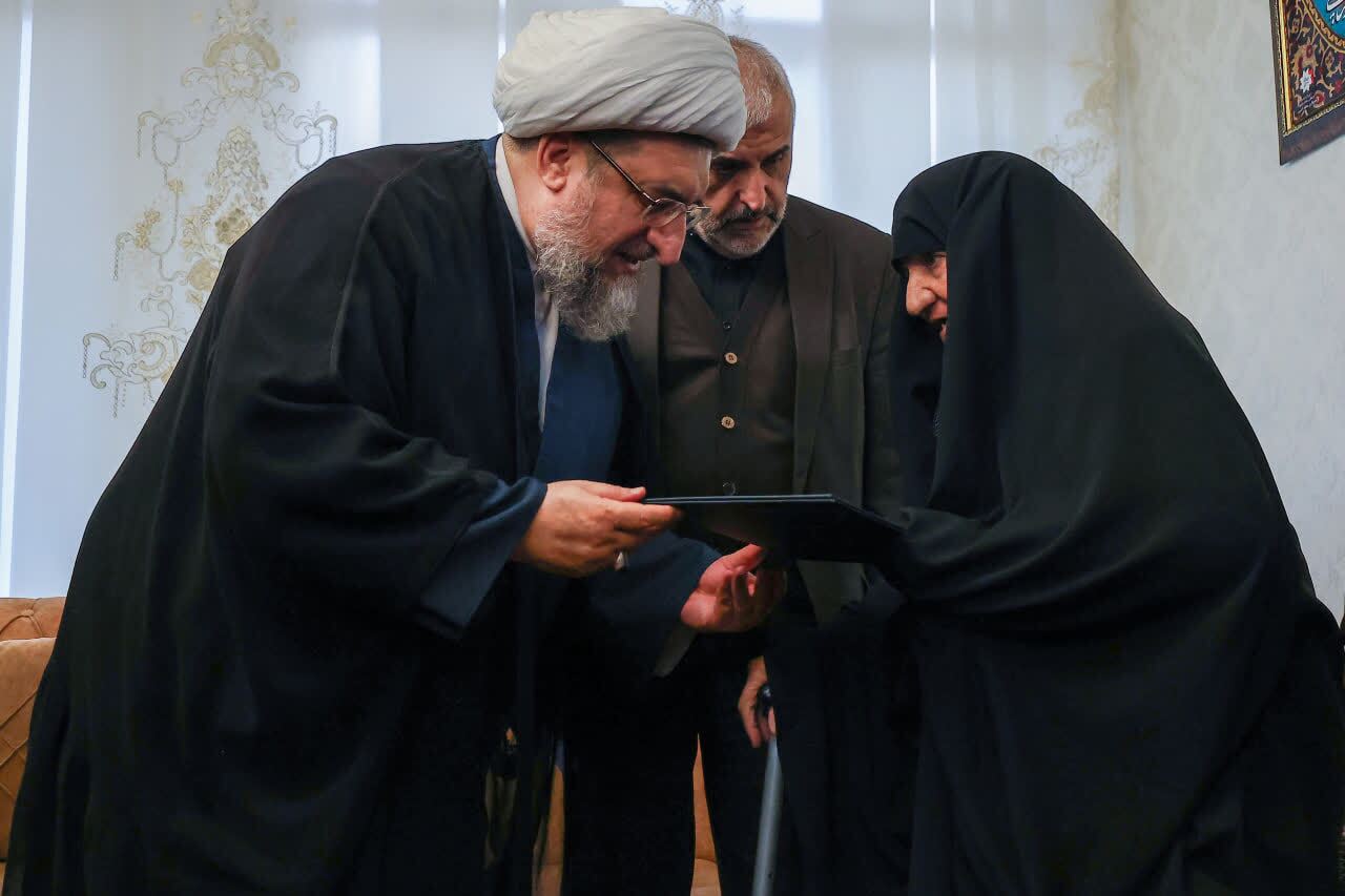 دیدار با خانوادههای شهدا در هفته بسیج+ تصاویر دیدار با خانوادههای شهدا در هفته بسیج+ تصاویر