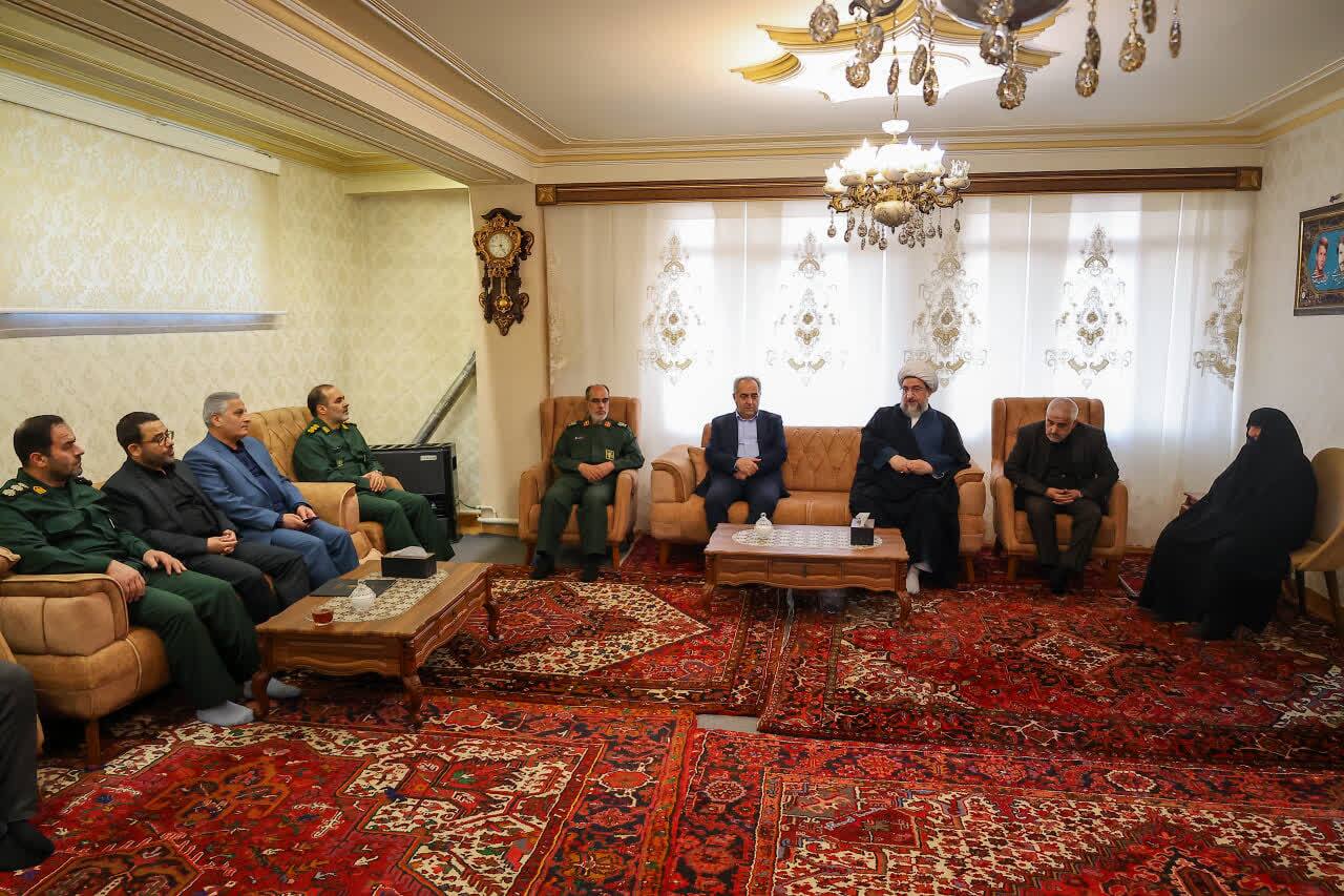 دیدار با خانوادههای شهدا در هفته بسیج+ تصاویر دیدار با خانوادههای شهدا در هفته بسیج+ تصاویر