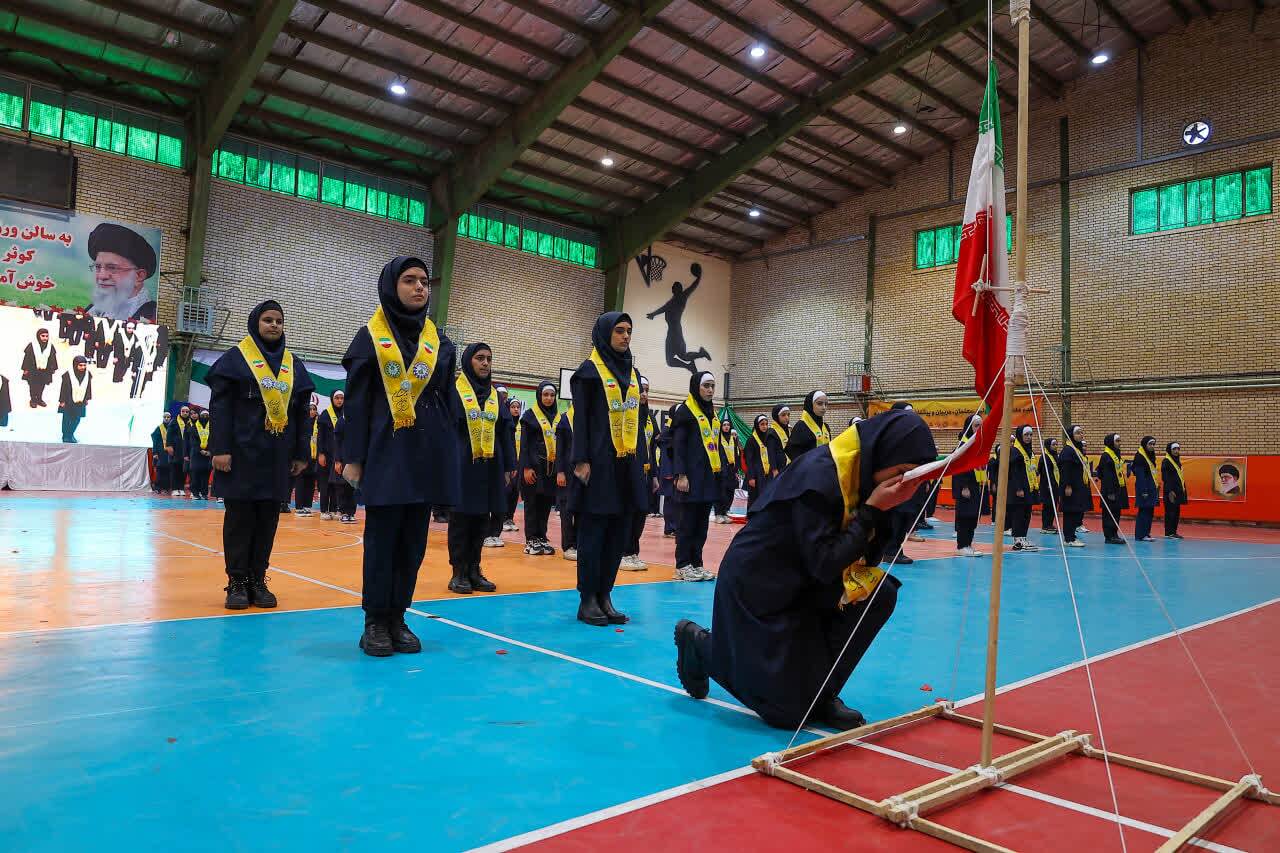 رهبر انقلاب به نسل نوجوان ایران می‌بالد