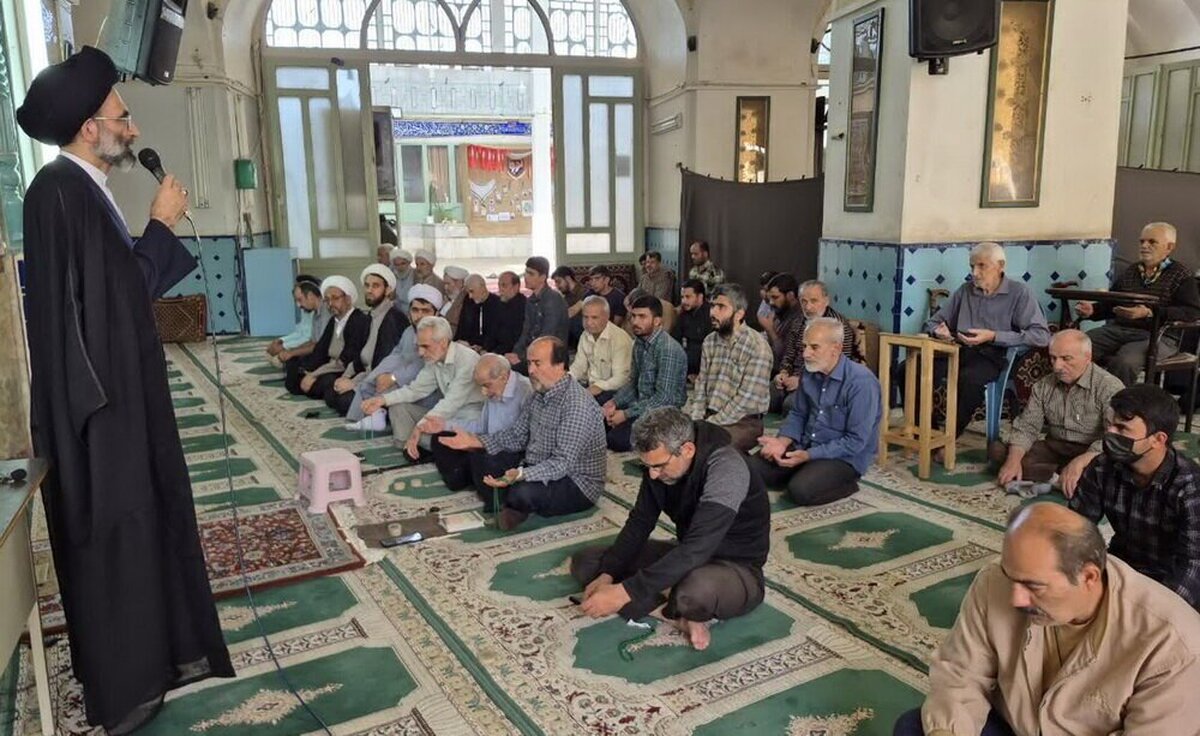 دشمن با فضای مجازی می‌خواهد دین داری ما را از بین ببرد