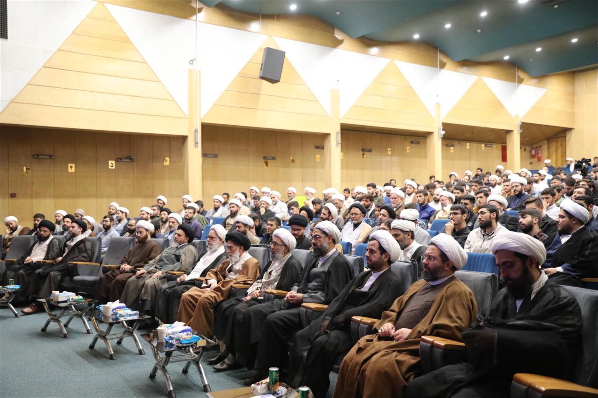 گردهمایی اساتید و طلاب حوزه علمیه استان همدان با حضور آیت الله مروی برگزار شد