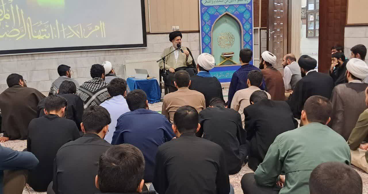 دوره «مثل خمینی» در قم برگزار شد / تمرکز بر ضرورت تشکیلات‌گرایی طلاب در دهه جدید انقلاب