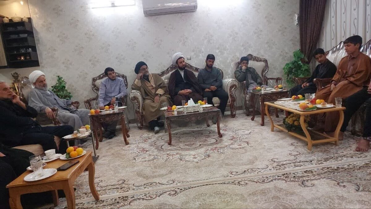 دیدار اساتید و طلاب مدرسه علمیه آیت‌الله مصطفوی کاشانی با خانواده روحانی شهید حمدیان