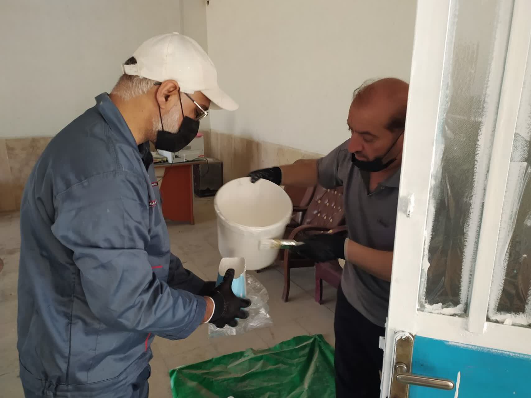 طلاب جهادی بوشهر مدرسه شهید رئیس‌علی دلواری را رنگ‌آمیزی کردند