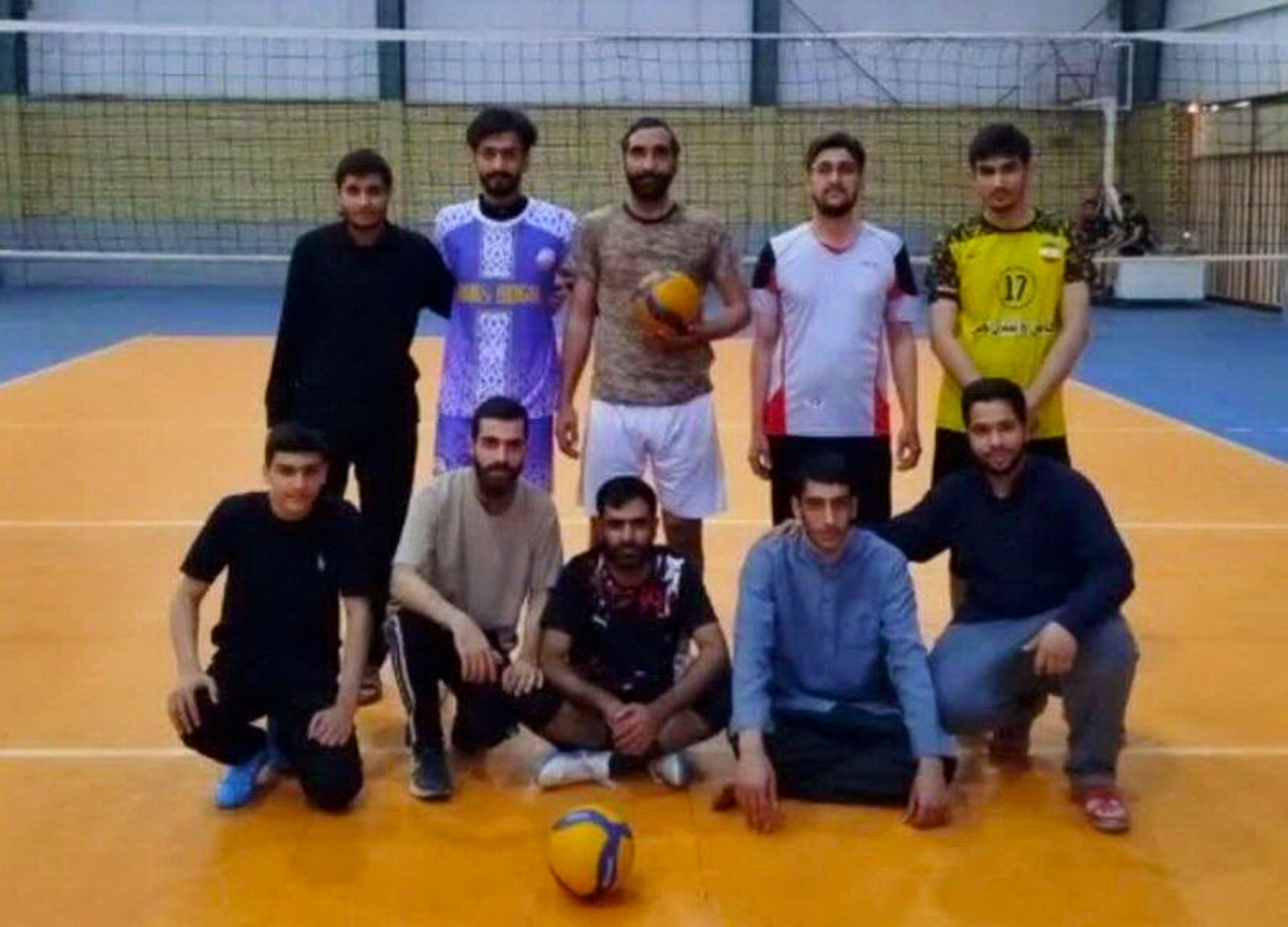 مدرسه علمیه امیرالمومنین آران و بیدگل قهرمان مسابقات والیبال طلاب بسیجی شد