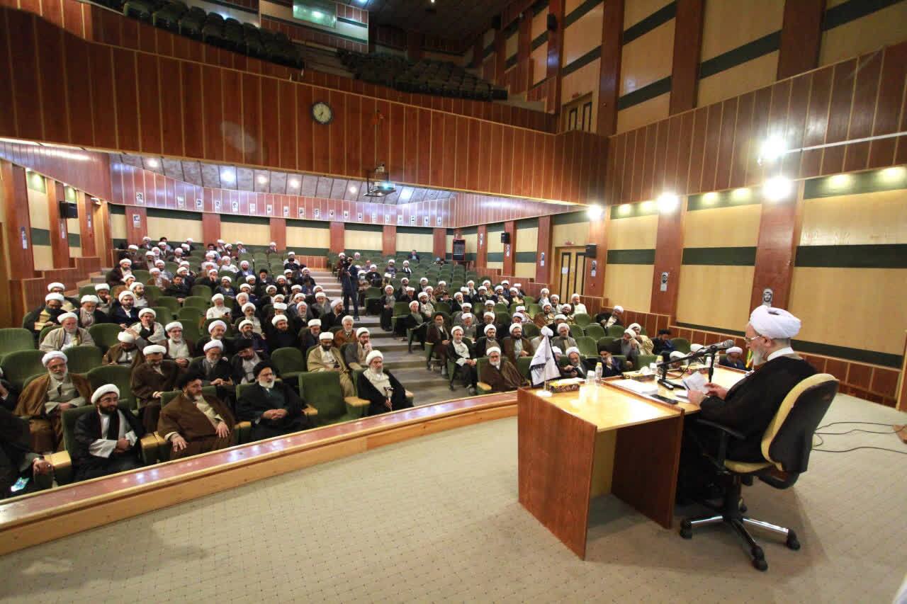 دیدار صمیمانه مجمع نمایندگان طلاب با آیت الله اعرافی + عکس