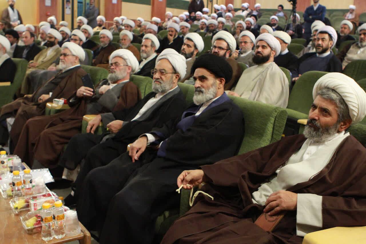 دیدار صمیمانه مجمع نمایندگان طلاب با آیت الله اعرافی + عکس