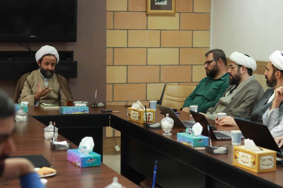 تبیین دکترین «خلوت برای حضور»؛ جامعه‌سازی بدون خودسازی در منطق امام مردود است