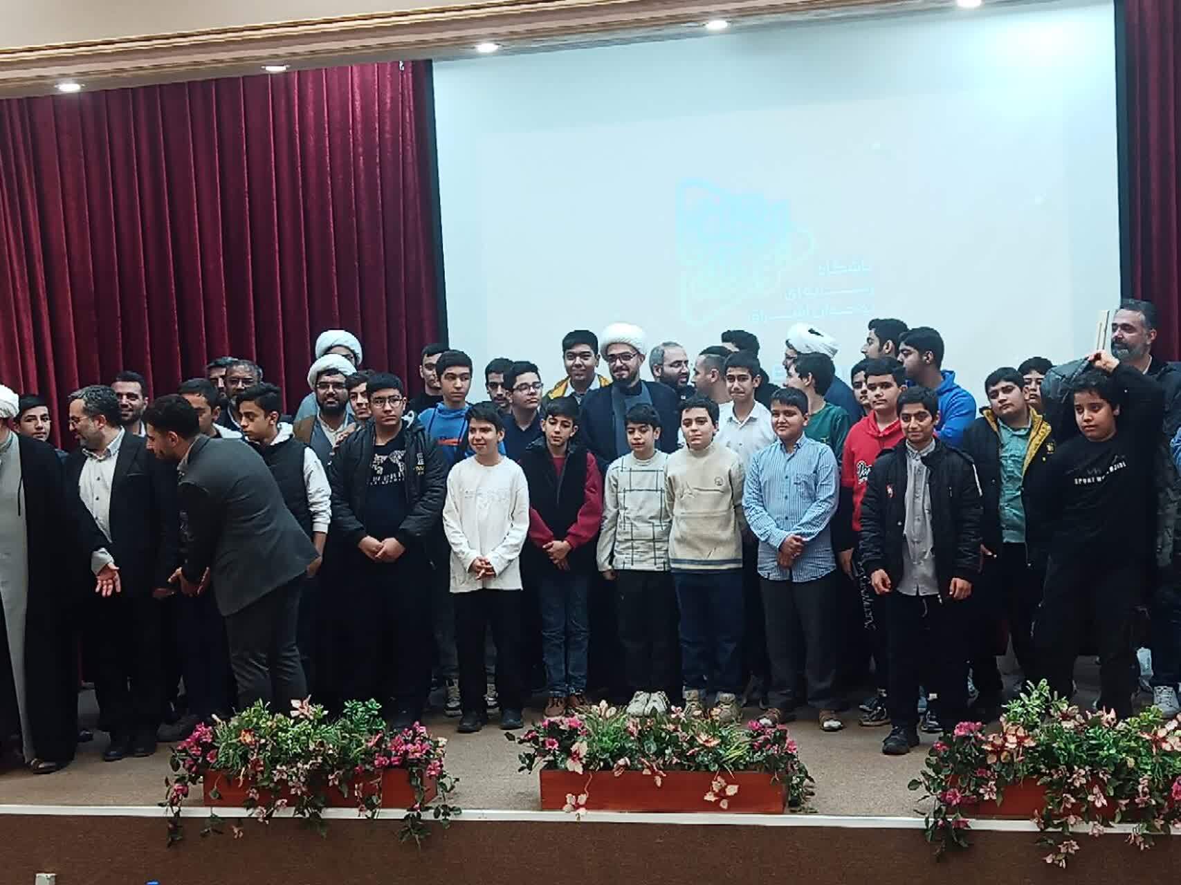 نوجوانان میتوانند با یک گوشی ساده جهان را مخاطب قرار دهند