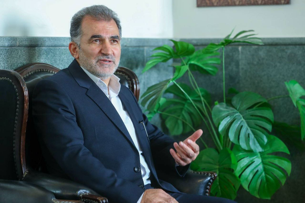 توهم داناییِ سلبریتیهایی که ژست روشنفکری میگیرند توهم داناییِ سلبریتیهایی که ژست روشنفکری میگیرند