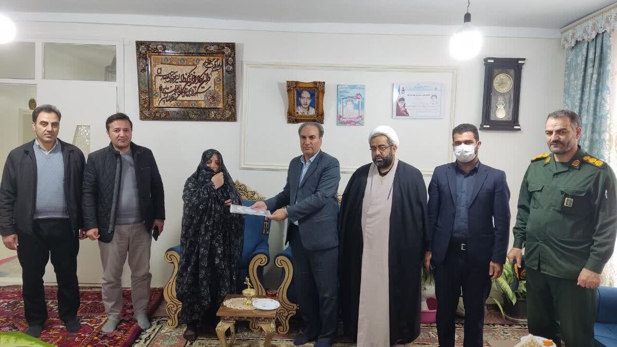 تجلیل از مادران و همسران شهدا در اهر