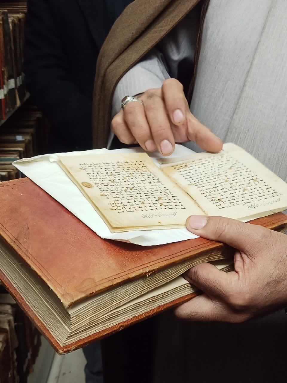 تصاویری از قرآن خطی منسوب به امام سجاد علیه السلام در کتابخانه آیتالله العظمی گلپایگانی_ قم تصاویری از قرآن خطی منسوب به امام سجاد علیه السلام در کتابخانه آیتالله العظمی گلپایگانی_ قم