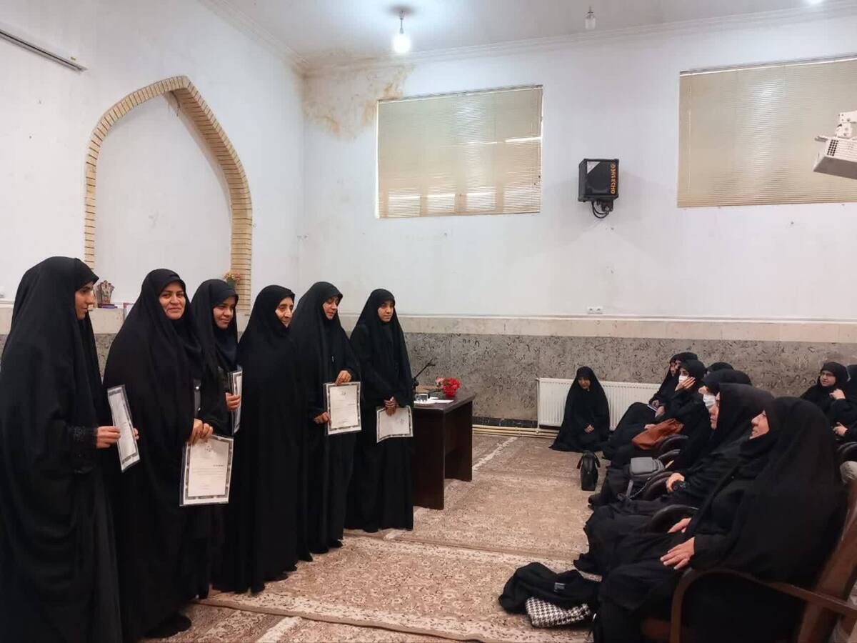 تجلیل از طلاب پژوهشگر مدرسه علمیه فاطمیه خرم‌آباد در هفته پژوهش 

 