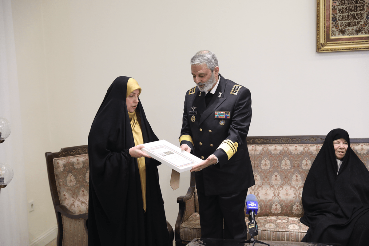 اعطای درجه سپهبدی شهید محمد باقری به خانواده ایشان